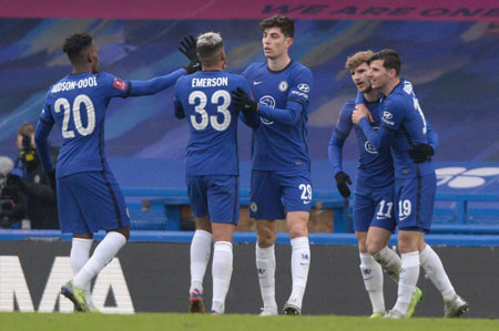 斯洛特执教利物浦遭遇挑战，进攻防守问题突出，萨拉赫争议，压力倍增。