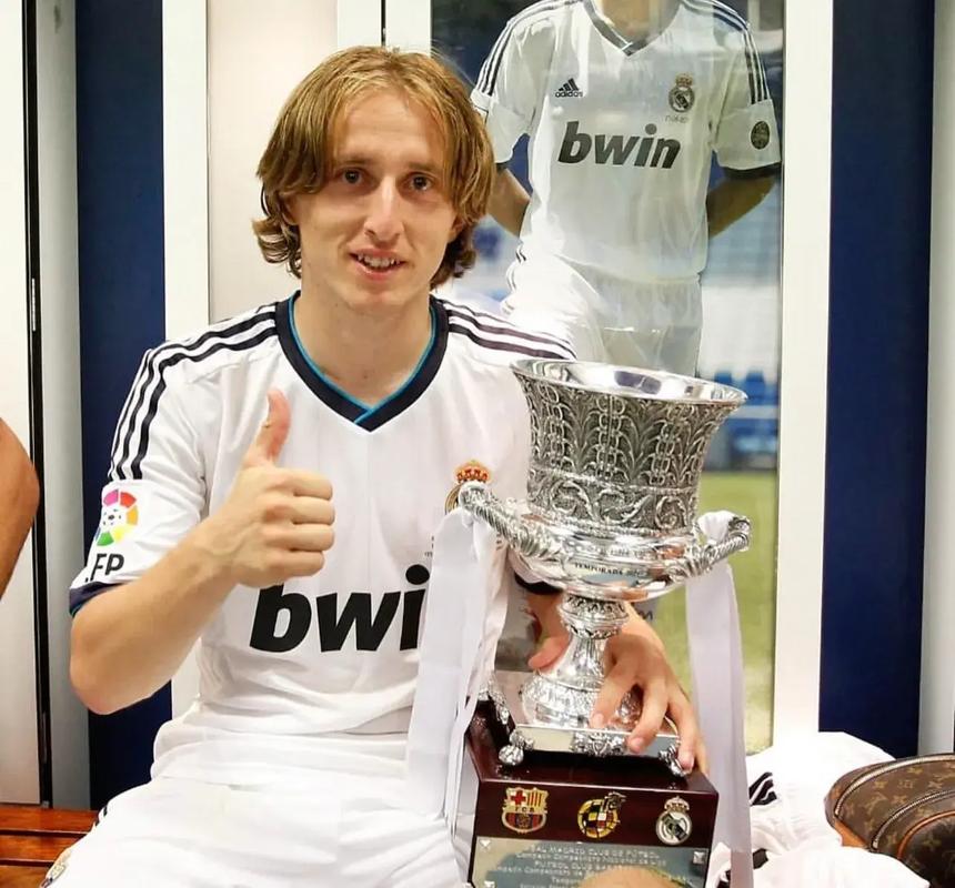 意甲登顶！让2追3 米兰3-2客胜都灵反超两强 普利西奇替补双响